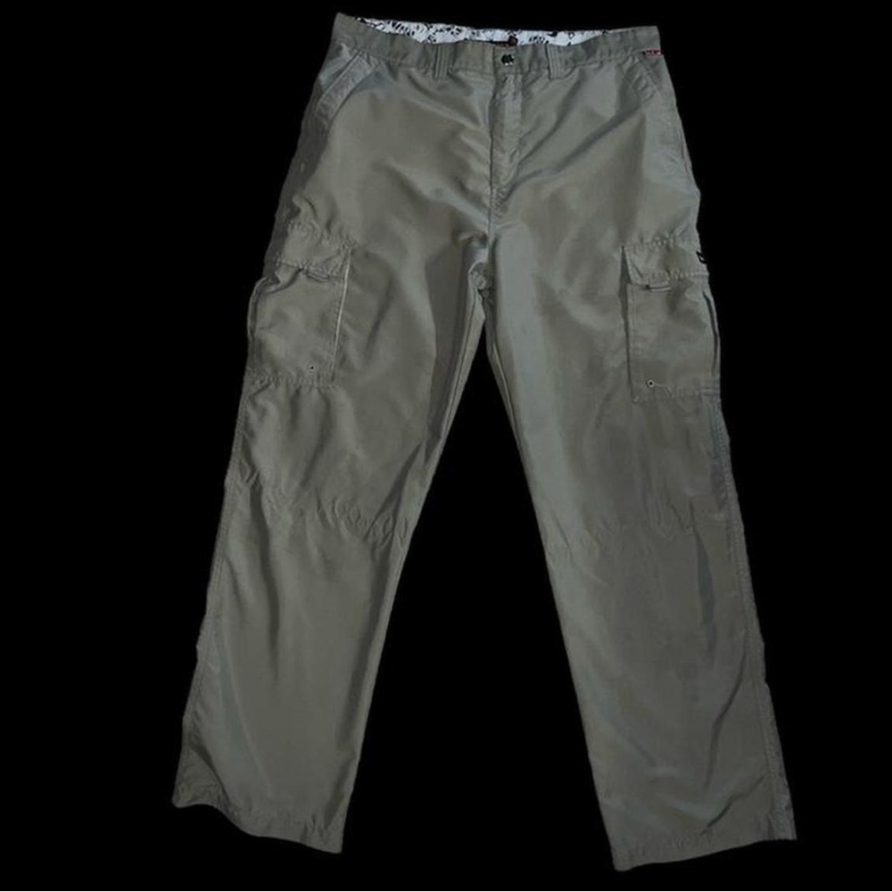Vintage 90’s/2000’s Quicksilver Khaki cargo pants with a baggy fit